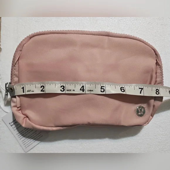 💛💜Lululemon Everywhere Belt Bag 1L💛💜 - Picture 4 of 5